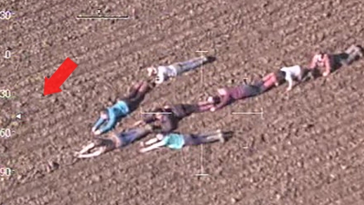 Kinder liegen regungslos auf dem Boden – da wird den Polizisten im Helikopter klar, warum